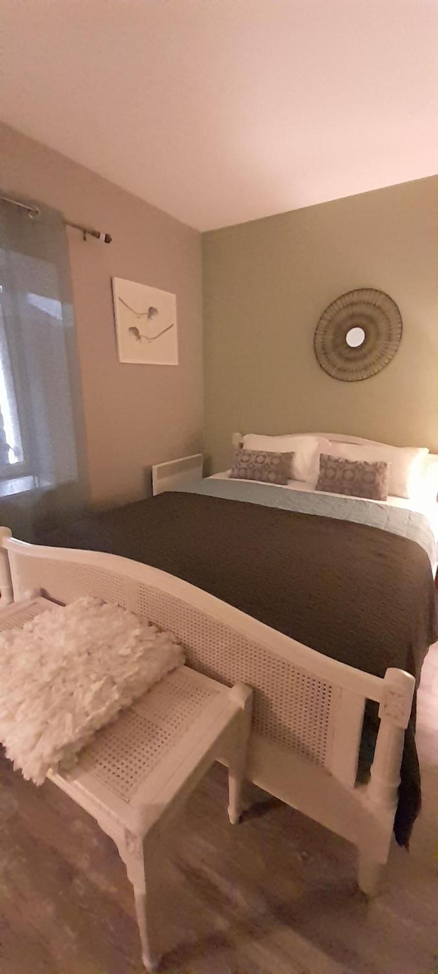 Le Mas de la Chadeniere Villeneuve-de-Berg Chambre photo